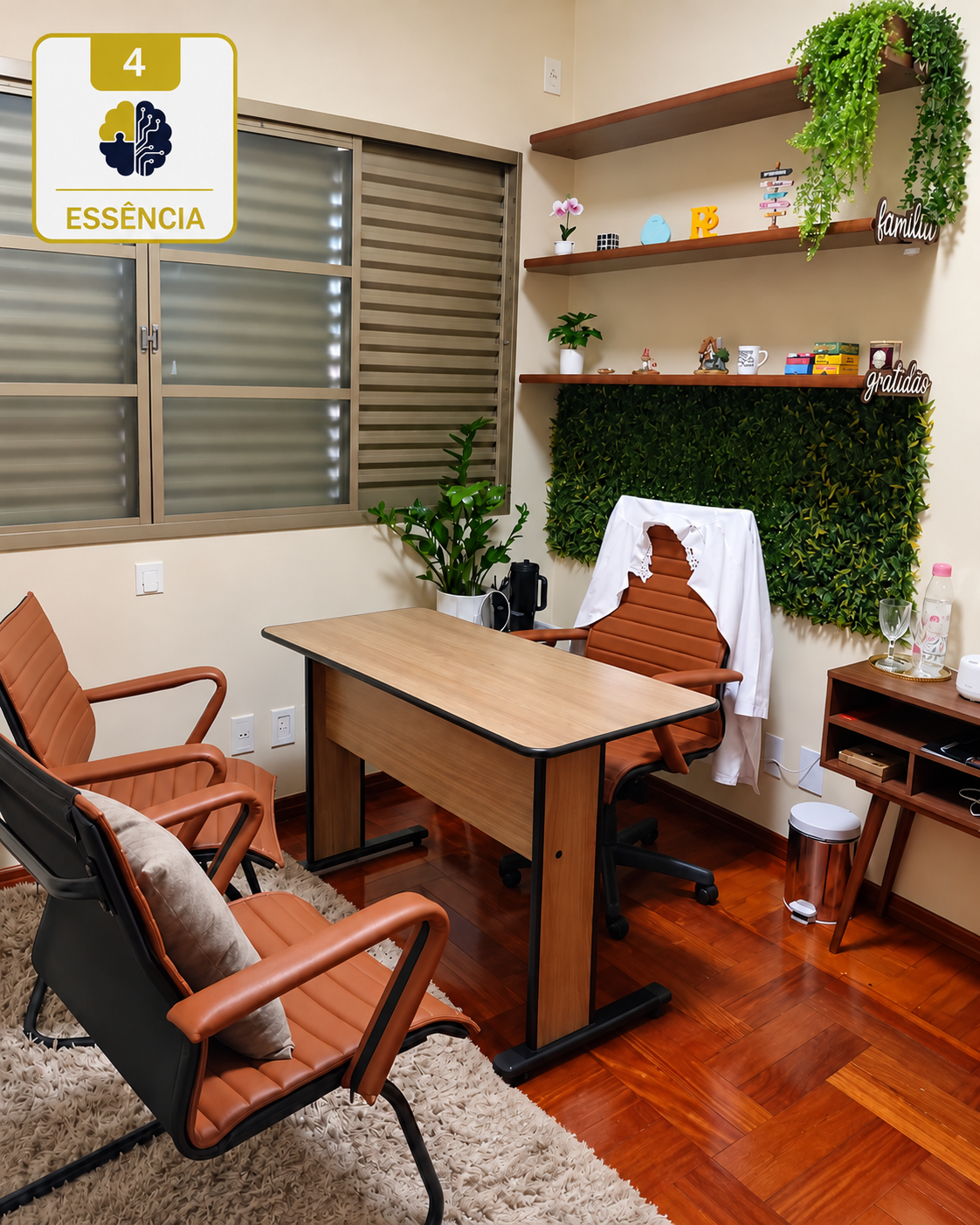 Sala de atendimento Essência com poltronas, mesa de madeira, plantas e placa na parede